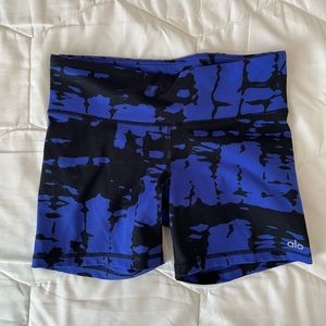 Alo Yoga 5 inch airbrush biker short (formerly burn short) blue tie dye